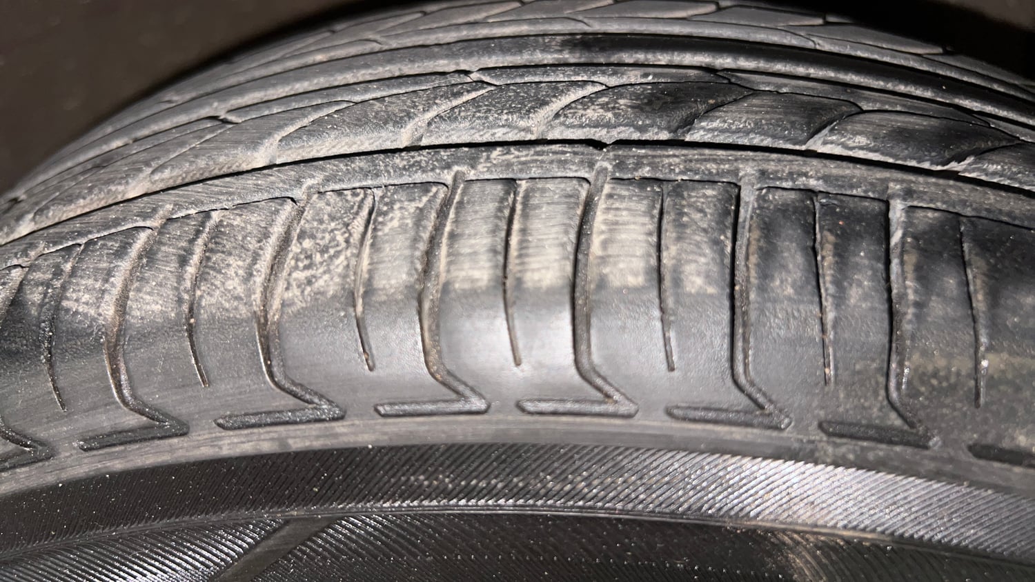 Used 2015 Hyundai Grand i10 Asta 1.1 CRDi (O) Diesel Manual tyres RIGHT FRONT TYRE TREAD VIEW