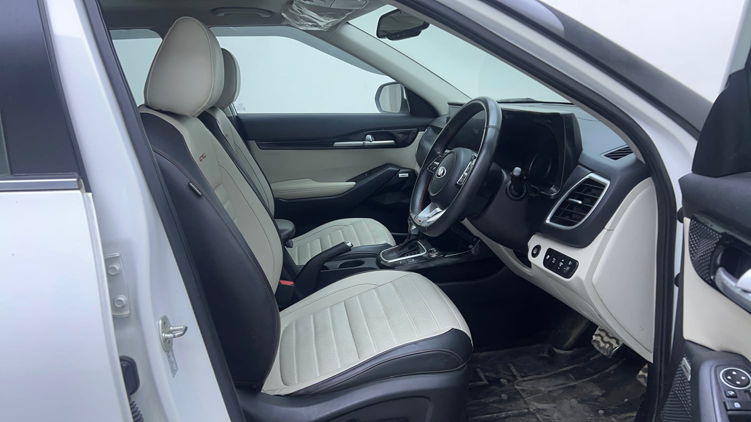 Used 2020 kia Seltos GTX Plus DCT 1.4 Petrol Automatic interior RIGHT SIDE FRONT DOOR CABIN VIEW