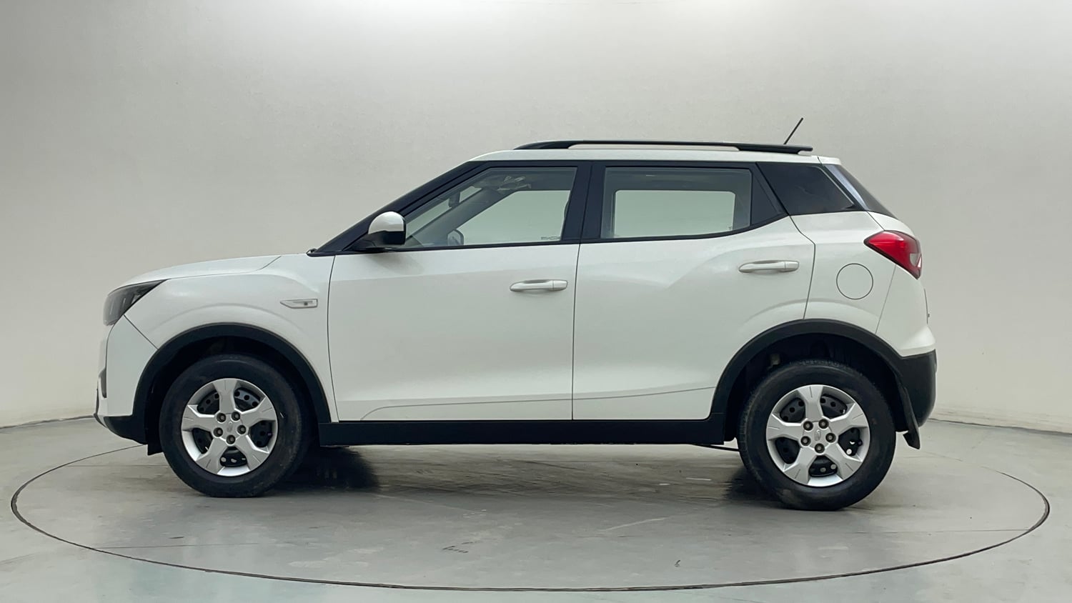 Used 2022 Mahindra XUV 300 W6 1.2 Petrol AMT Petrol Automatic exterior LEFT SIDE VIEW