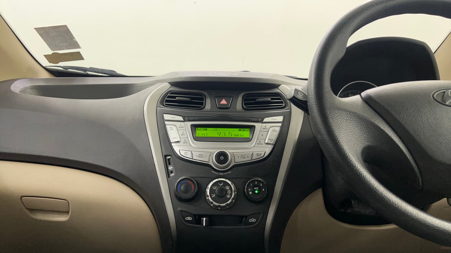 Used 2017 Hyundai Eon Magna + Petrol Manual interior MUSIC SYSTEM & AC CONTROL VIEW