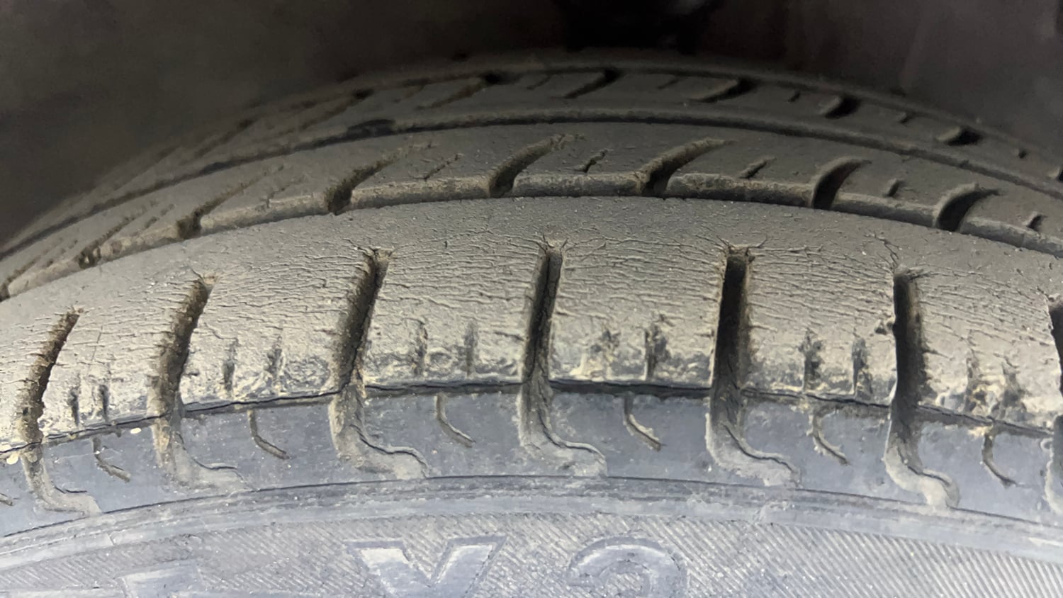 Used 2016 Hyundai Eon Magna + Petrol Manual tyres RIGHT FRONT TYRE TREAD VIEW