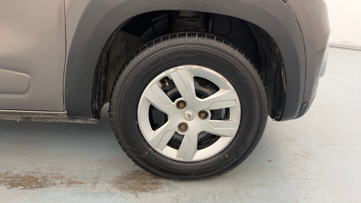 Used 2017 Renault Kwid 1.0 RXT AMT Petrol Automatic tyres RIGHT FRONT TYRE RIM VIEW