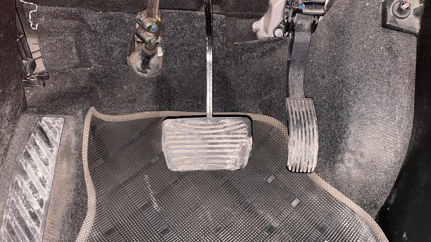 Used 2018 Mahindra XUV500 W9 AT Diesel Automatic interior PEDALS VIEW
