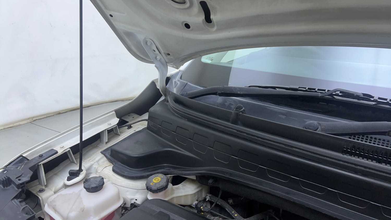 Used 2021 Kia Sonet HTX 1.5 Diesel Manual engine ENGINE RIGHT SIDE HINGE & APRON VIEW
