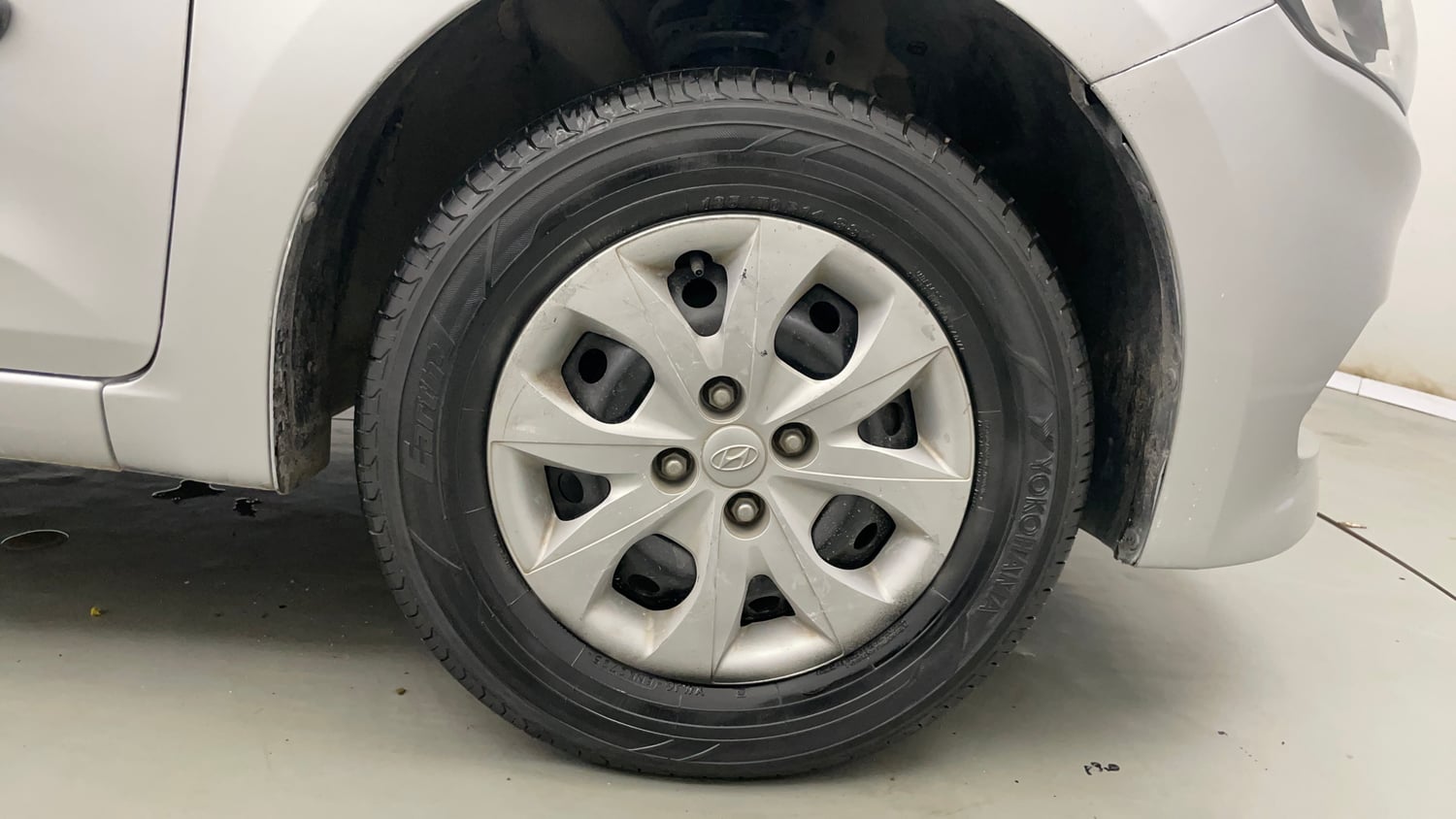 Used 2017 Hyundai Elite i20 Sportz 1.2 Petrol Manual tyres RIGHT FRONT TYRE RIM VIEW
