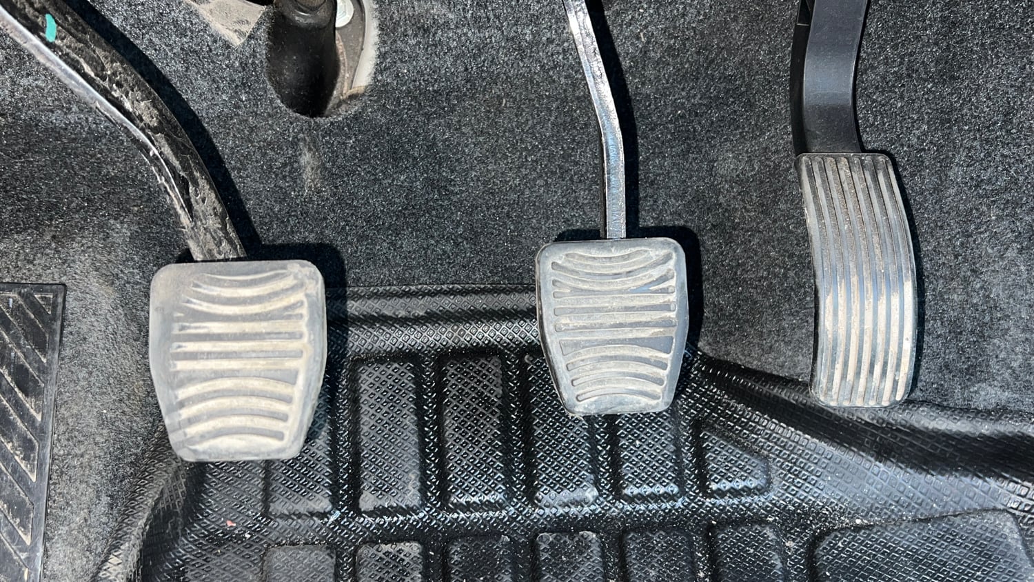 Used 2021 Mahindra XUV500 W7 Diesel Manual interior PEDALS VIEW