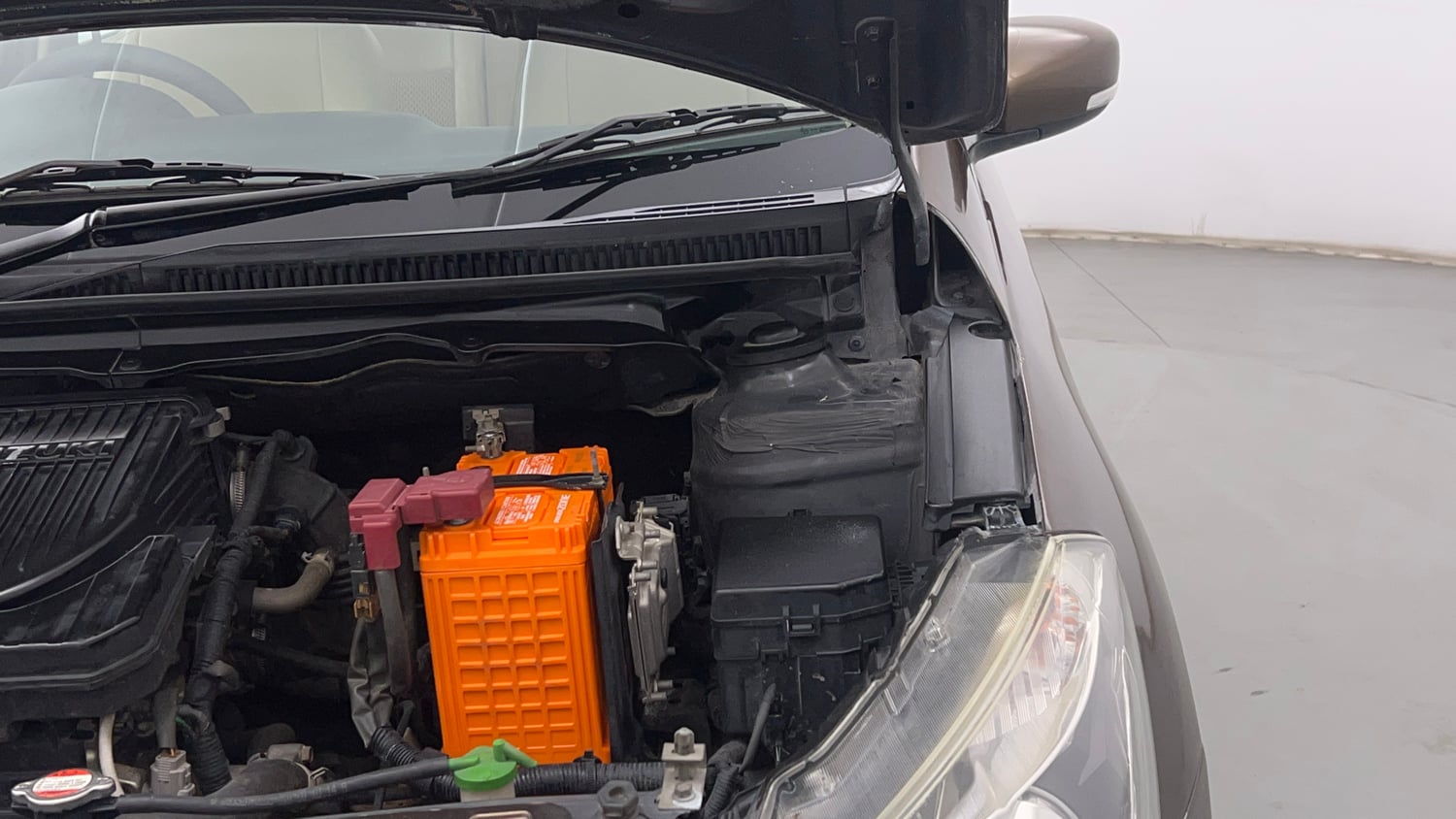Used 2015 Maruti Suzuki Ciaz VXi+ AT Petrol Automatic engine ENGINE LEFT SIDE HINGE & APRON VIEW