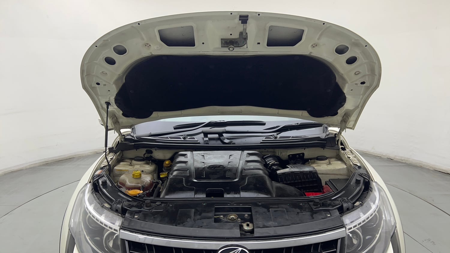Used 2021 Mahindra XUV500 W7 Diesel Manual engine ENGINE & BONNET OPEN FRONT VIEW