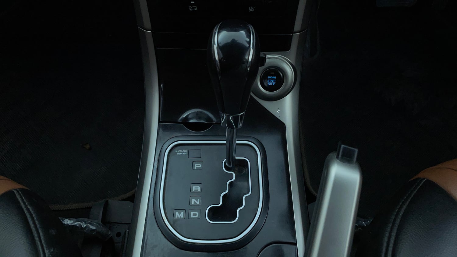 Used 2018 Mahindra XUV500 W9 AT Diesel Automatic interior GEAR  KNOB VIEW