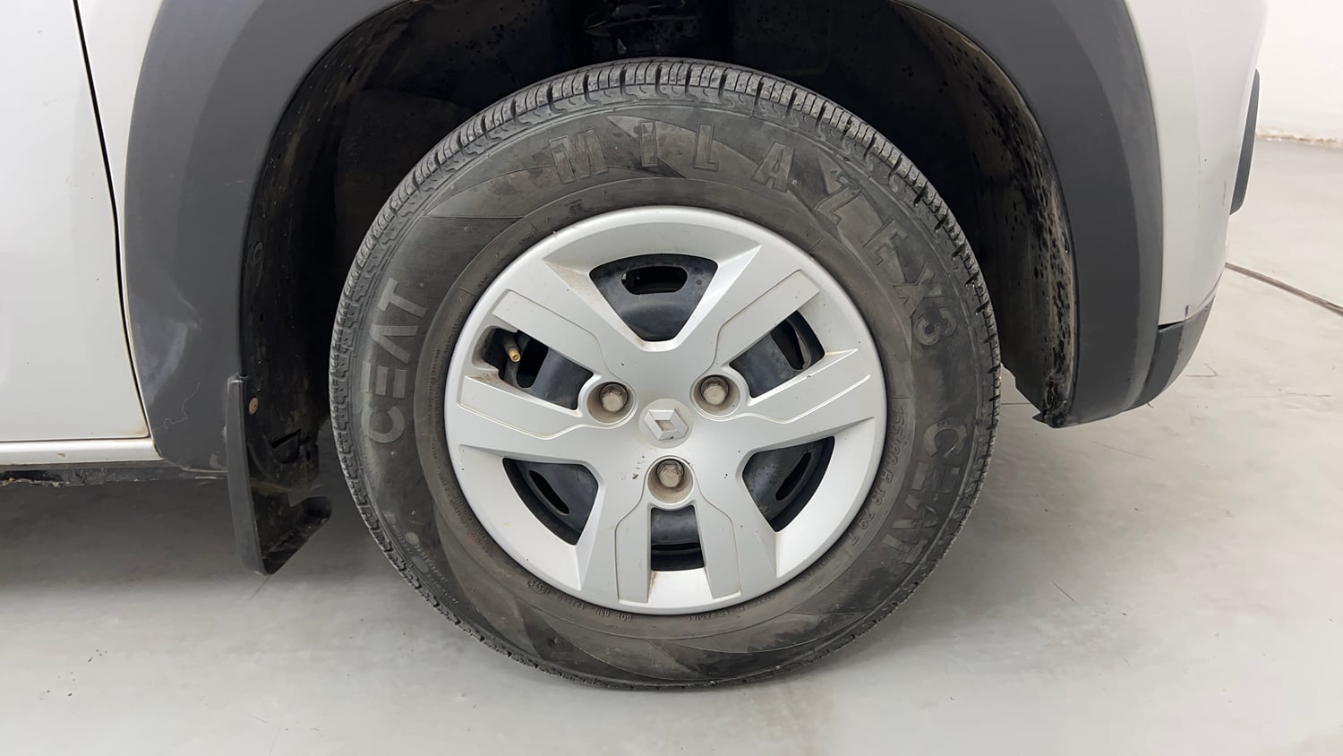 Used 2018 Renault Kwid RXT Petrol Manual tyres RIGHT FRONT TYRE RIM VIEW