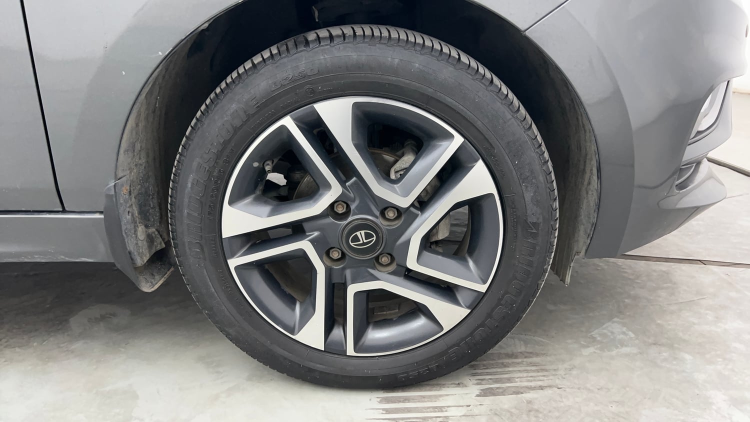 Used 2022 Tata Tiago XZA Plus Petrol Automatic tyres RIGHT FRONT TYRE RIM VIEW