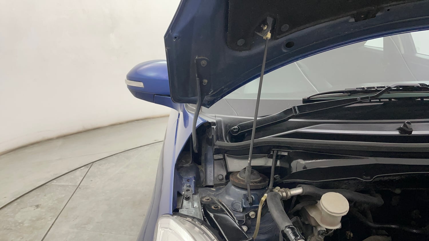 Used 2014 Maruti Suzuki Swift VXi Petrol Manual engine ENGINE RIGHT SIDE HINGE & APRON VIEW