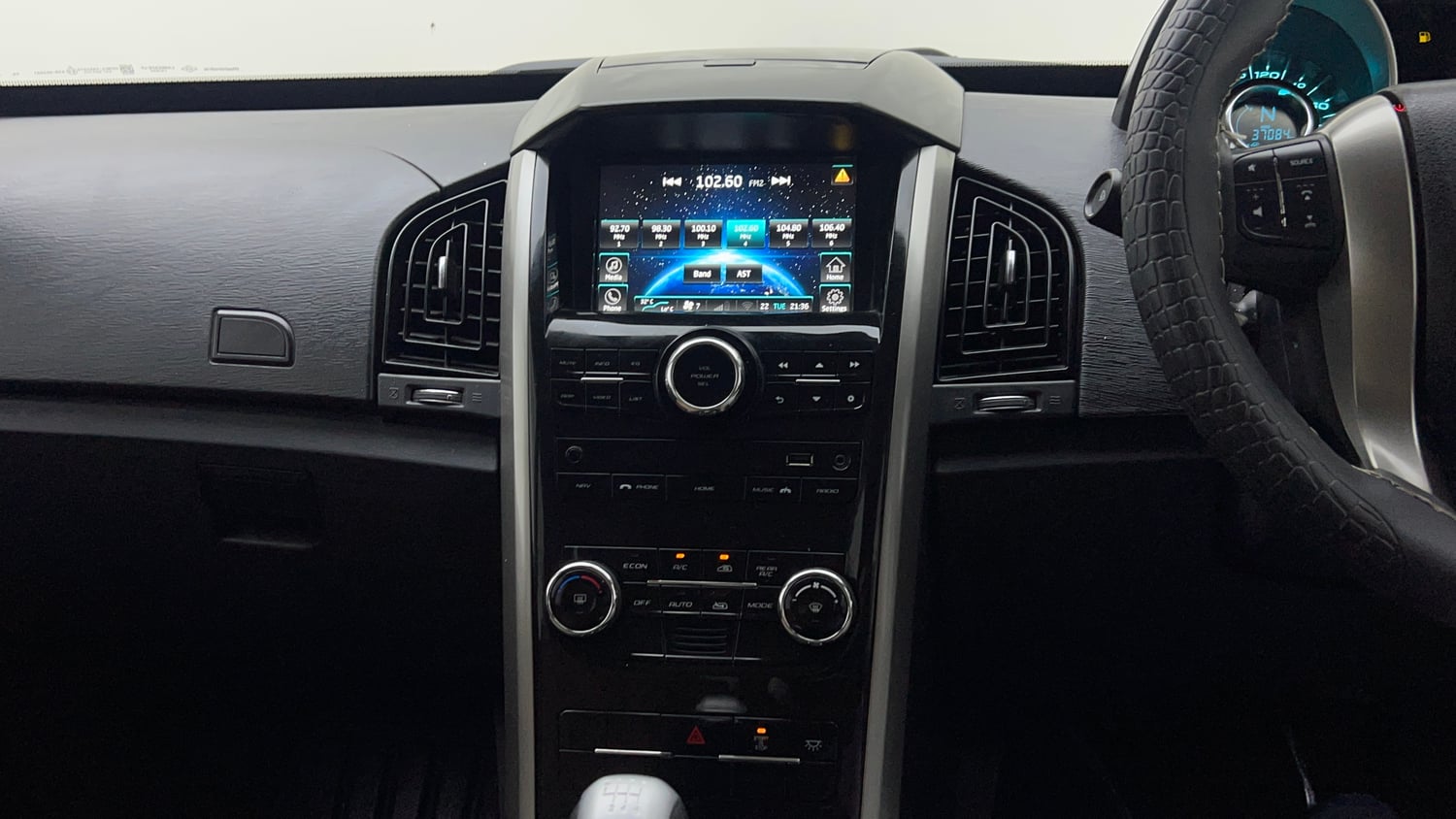 Used 2021 Mahindra XUV500 W7 Diesel Manual interior MUSIC SYSTEM & AC CONTROL VIEW