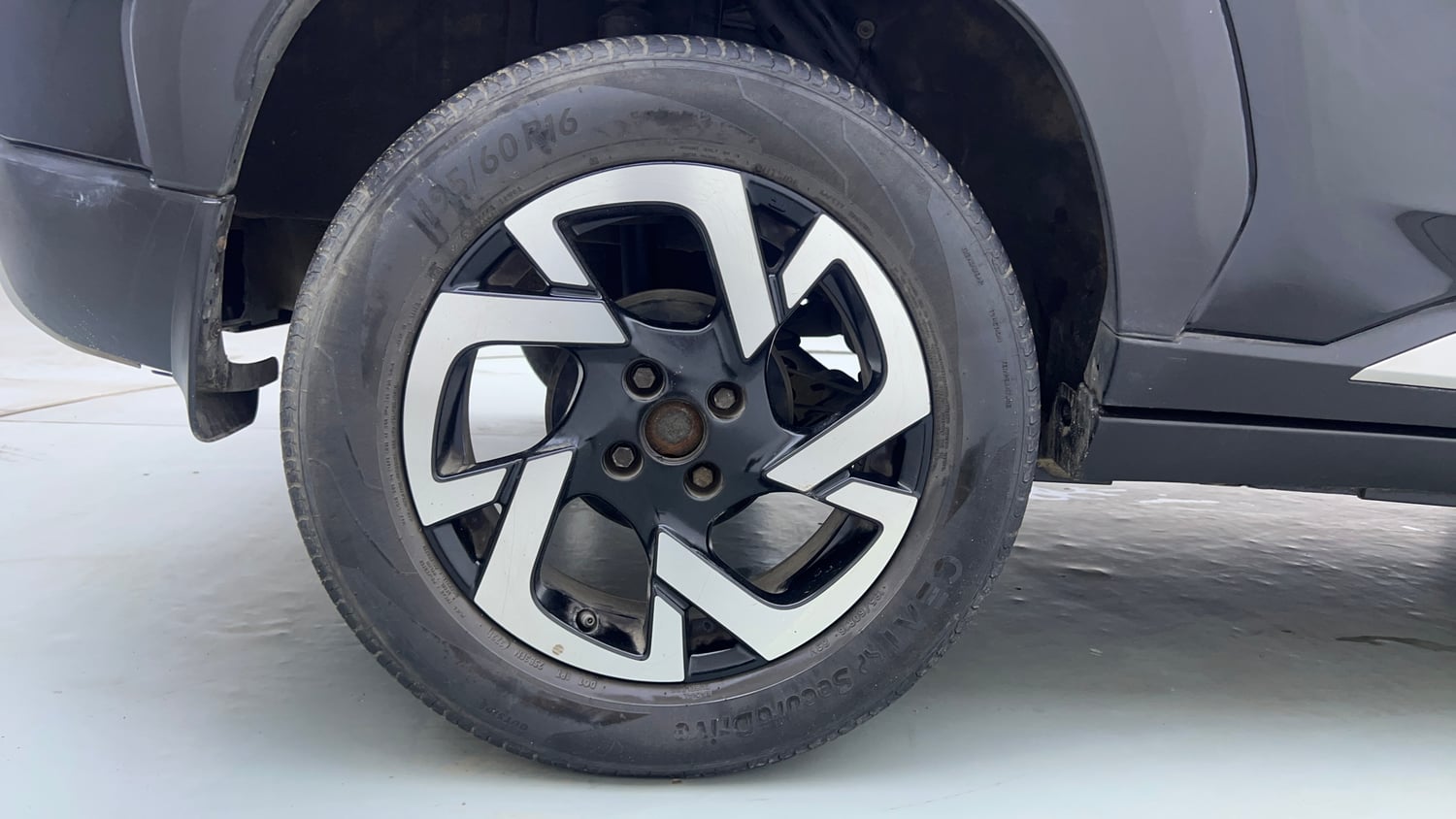Used 2021 Nissan Magnite XV Premium Turbo (O) Petrol Manual tyres RIGHT REAR TYRE RIM VIEW
