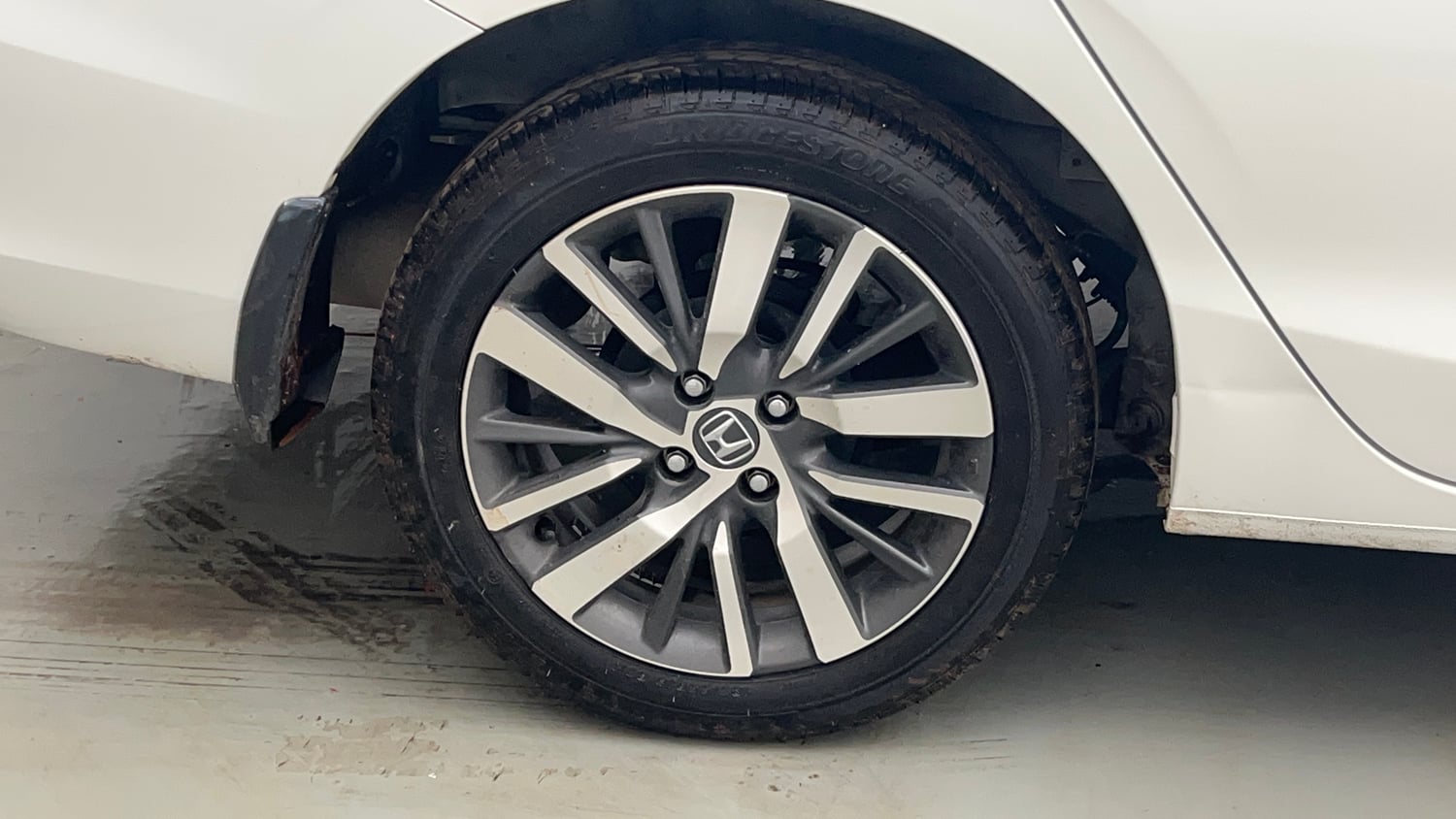 Used 2023 Honda City ZX Petrol Petrol Manual tyres RIGHT REAR TYRE RIM VIEW