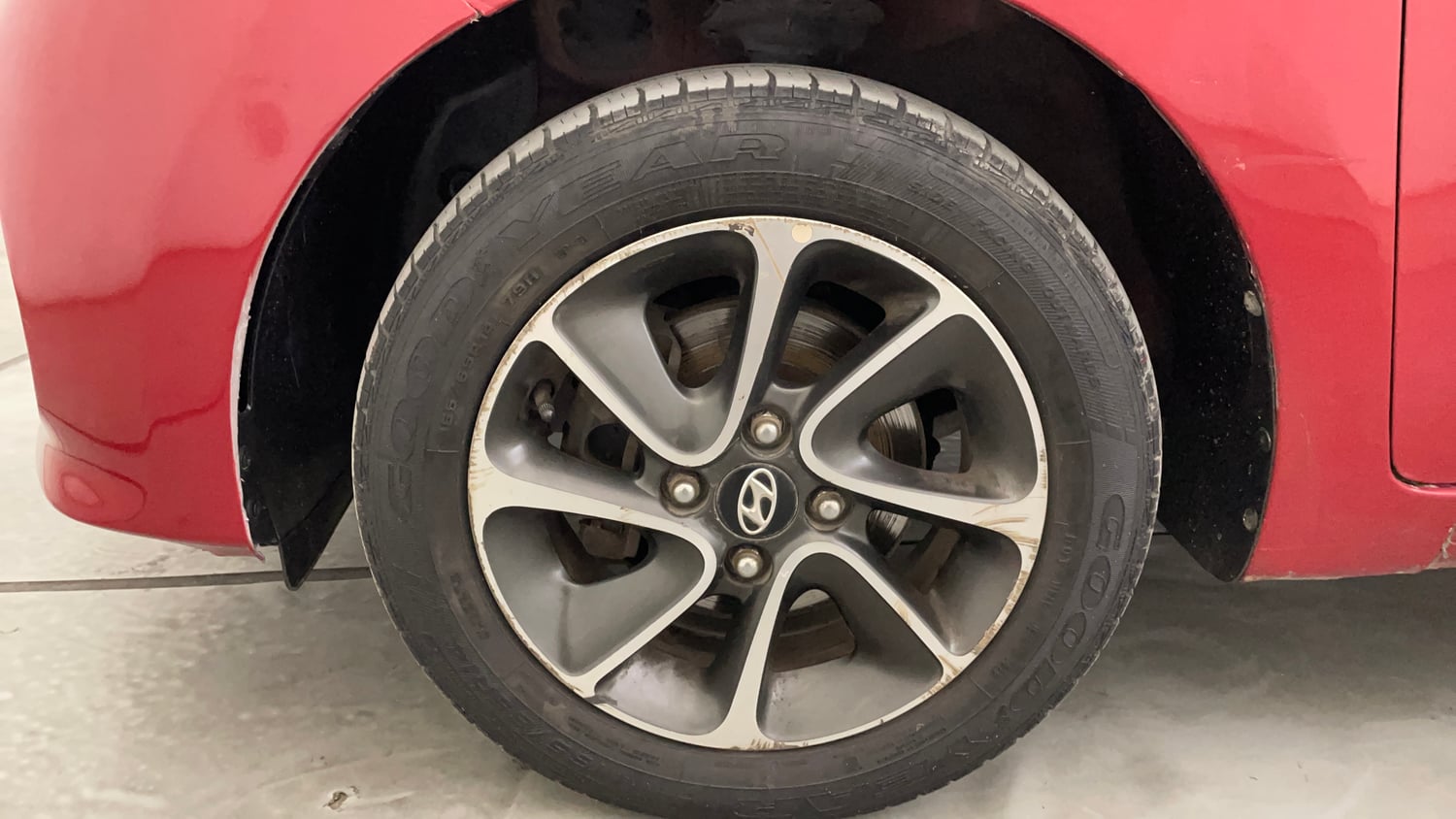 Used 2017 Hyundai Grand i10 Sportz (O) AT 1.2 Kappa VTVT Petrol Automatic tyres LEFT FRONT TYRE RIM VIEW