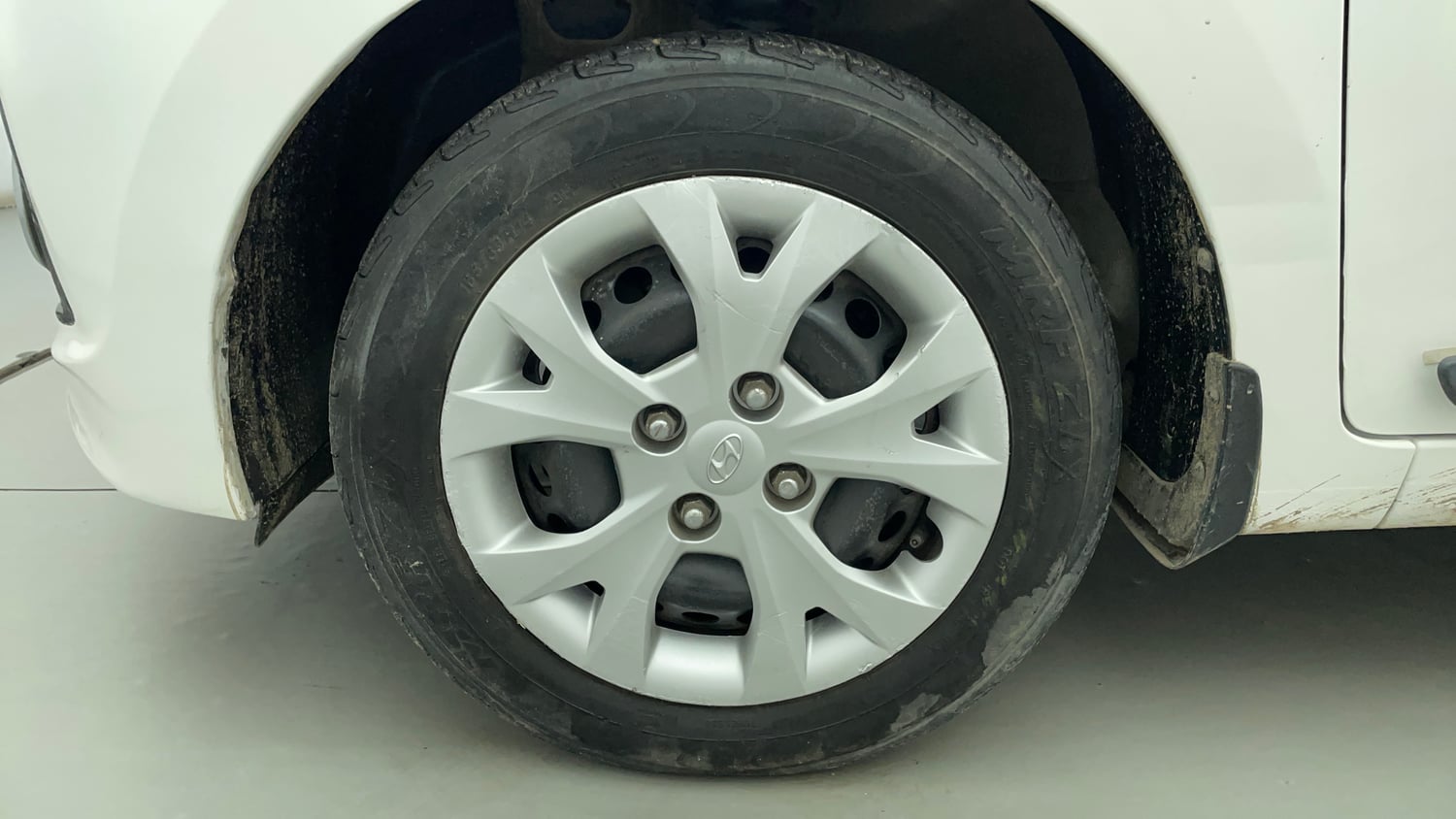 Used 2015 Hyundai Grand i10 Sportz 1.2 Kappa VTVT Petrol Manual tyres LEFT FRONT TYRE RIM VIEW