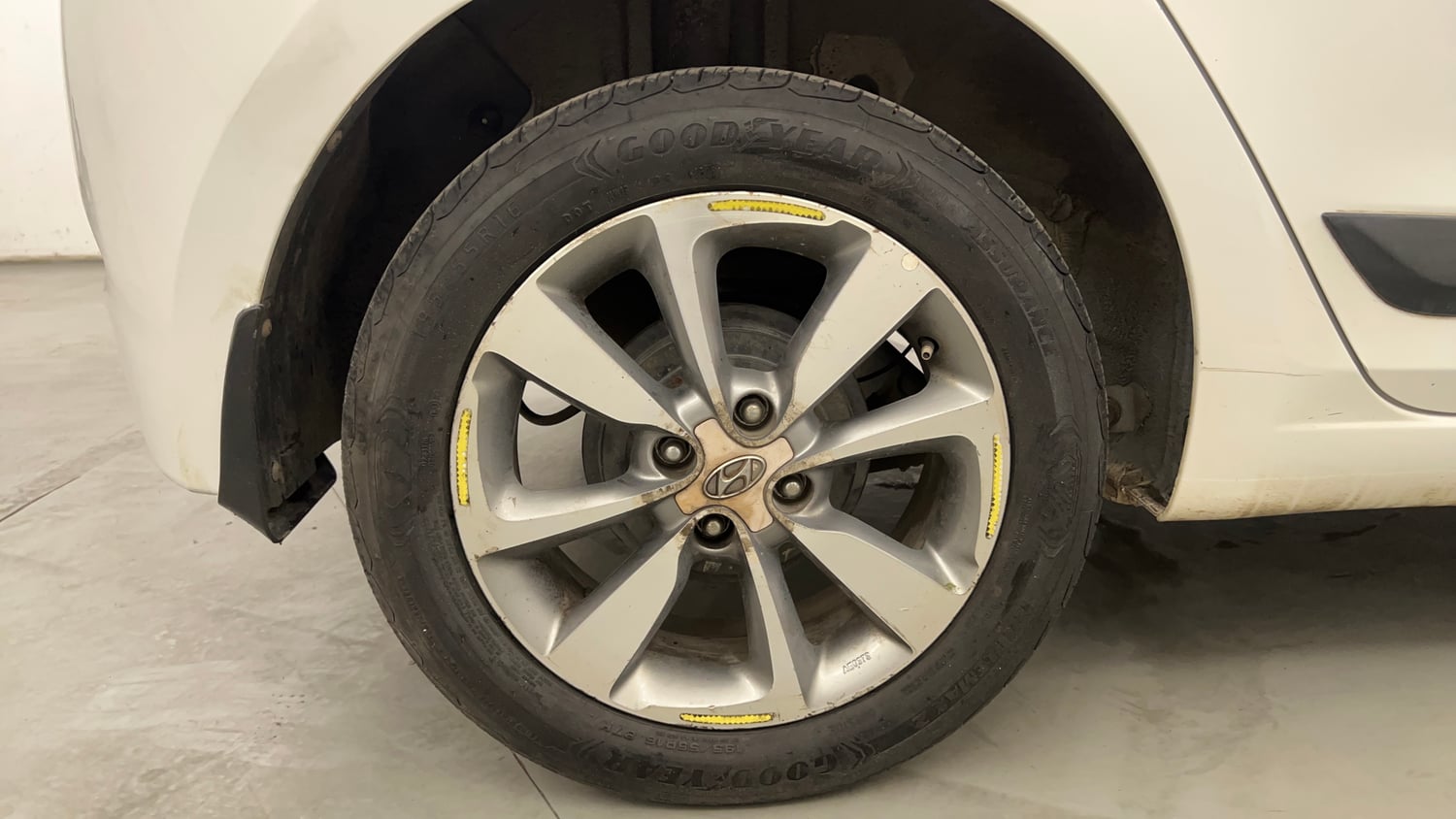 Used 2016 Hyundai Elite i20 Asta 1.2 (O) Petrol Manual tyres RIGHT REAR TYRE RIM VIEW
