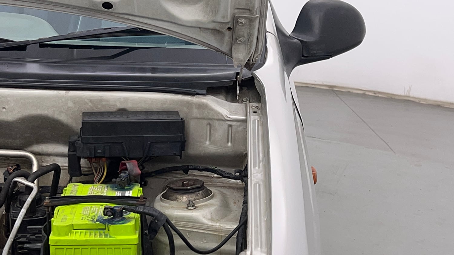 Used 2014 Maruti Suzuki Alto K10 VXi Petrol Manual engine ENGINE LEFT SIDE HINGE & APRON VIEW