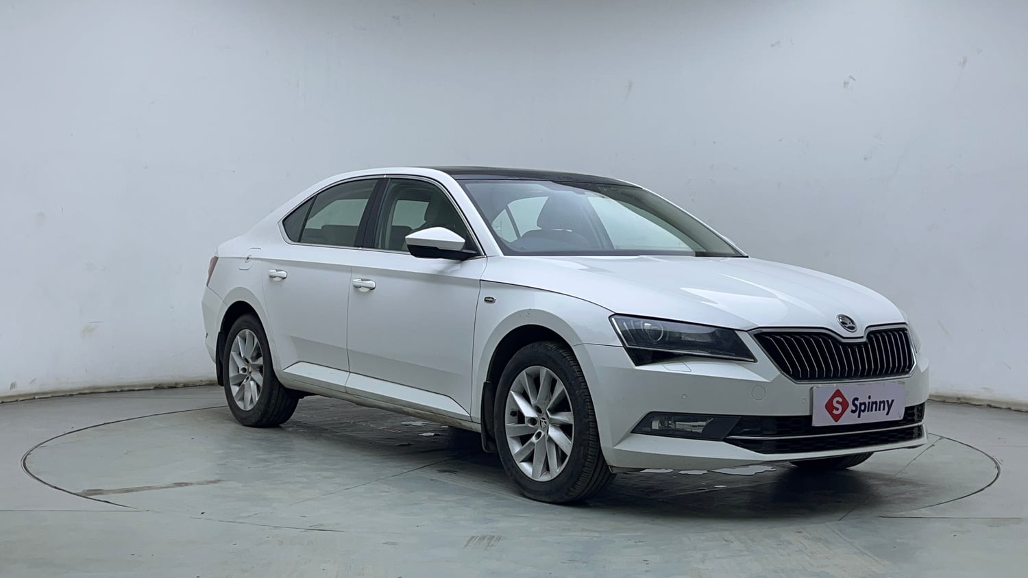 Used 2020 Skoda Superb L&K TSI AT Petrol Automatic exterior RIGHT FRONT CORNER VIEW