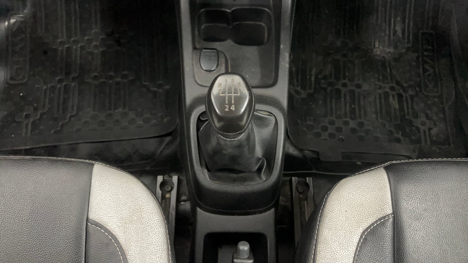 Used 2018 Renault Kwid RXT Petrol Manual interior GEAR  KNOB VIEW