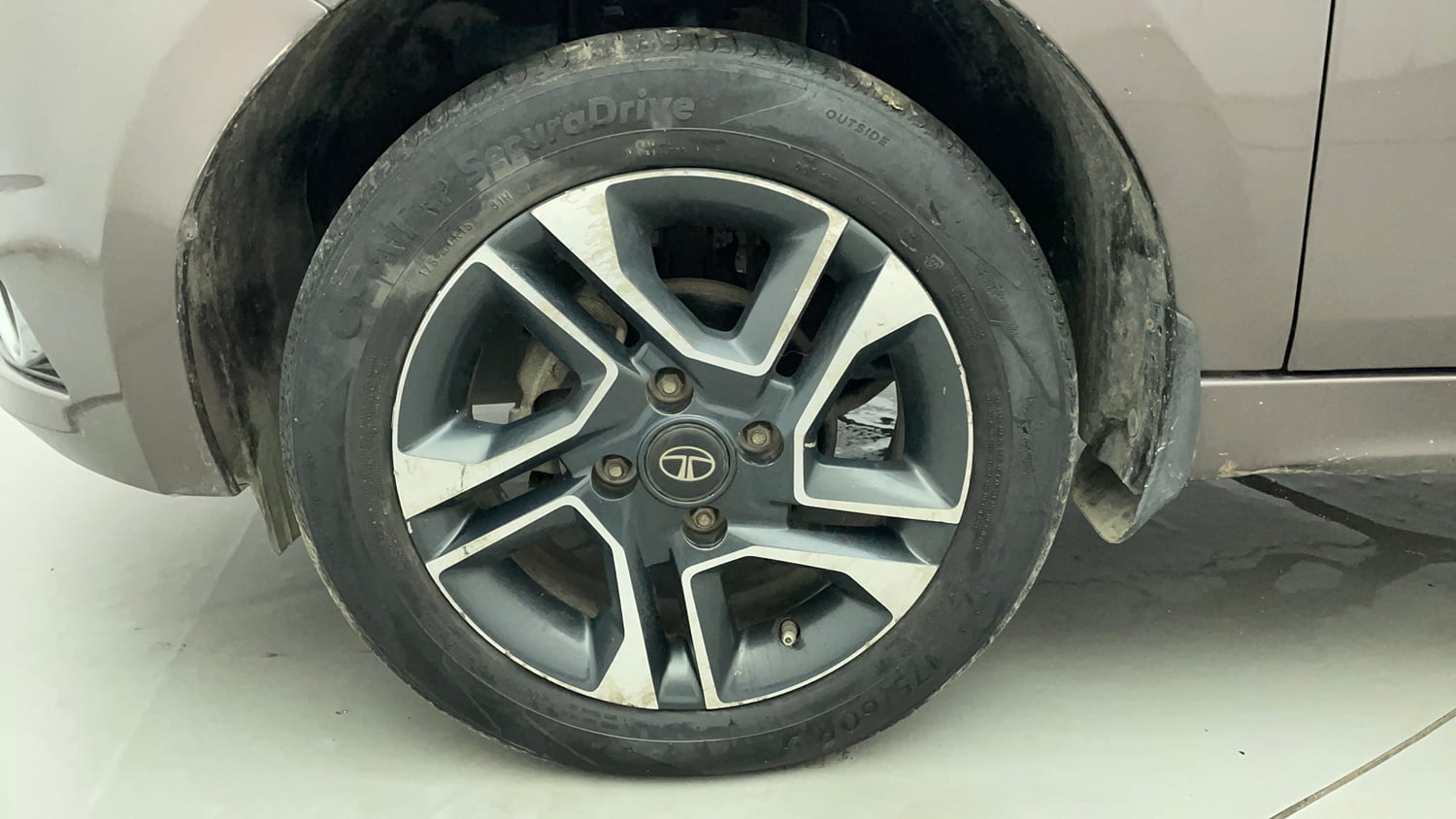 Used 2020 Tata Tigor Revotron XZA Petrol Automatic tyres LEFT FRONT TYRE RIM VIEW