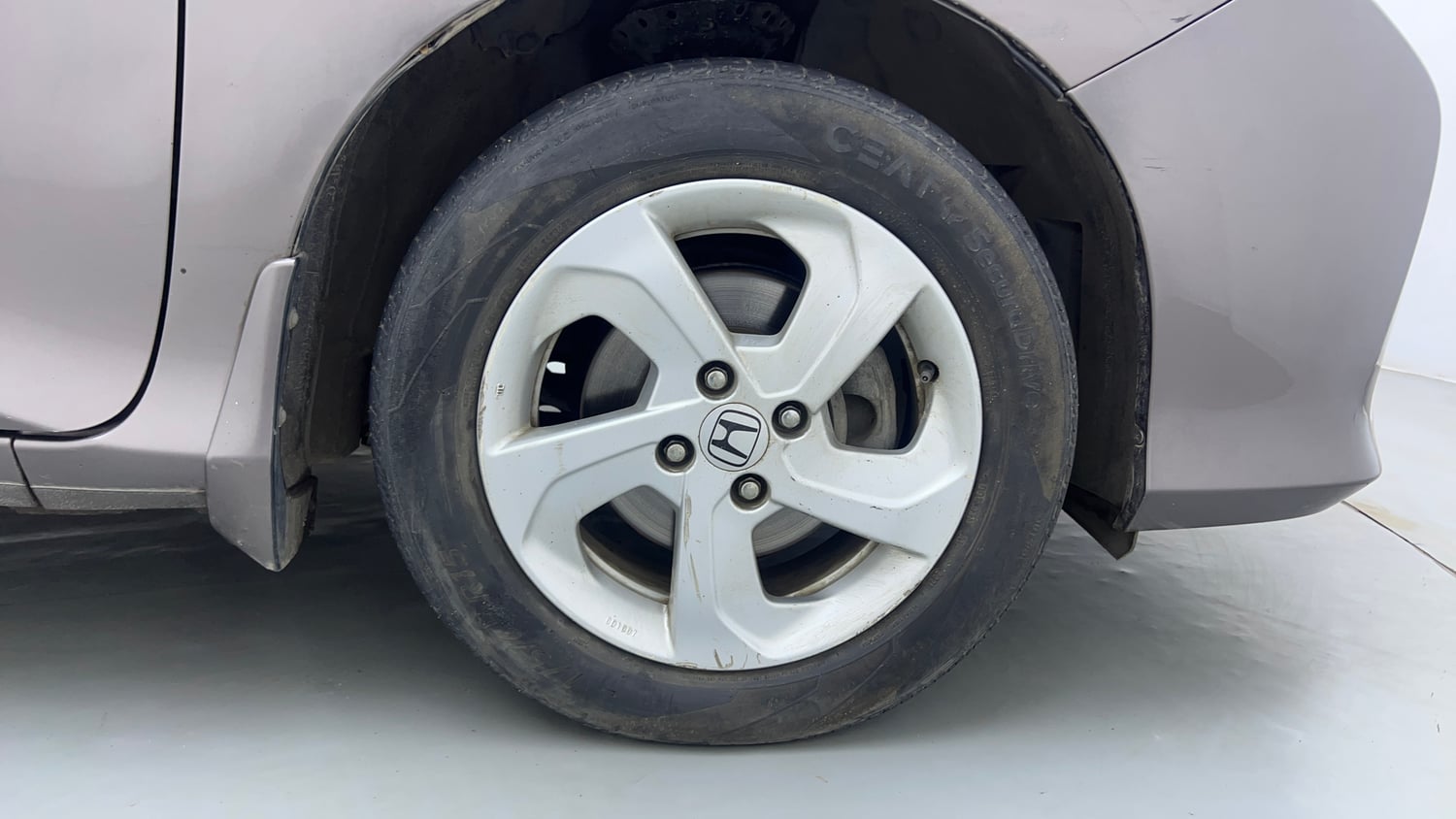 Used 2016 Honda City VX CVT Petrol Automatic tyres RIGHT FRONT TYRE RIM VIEW