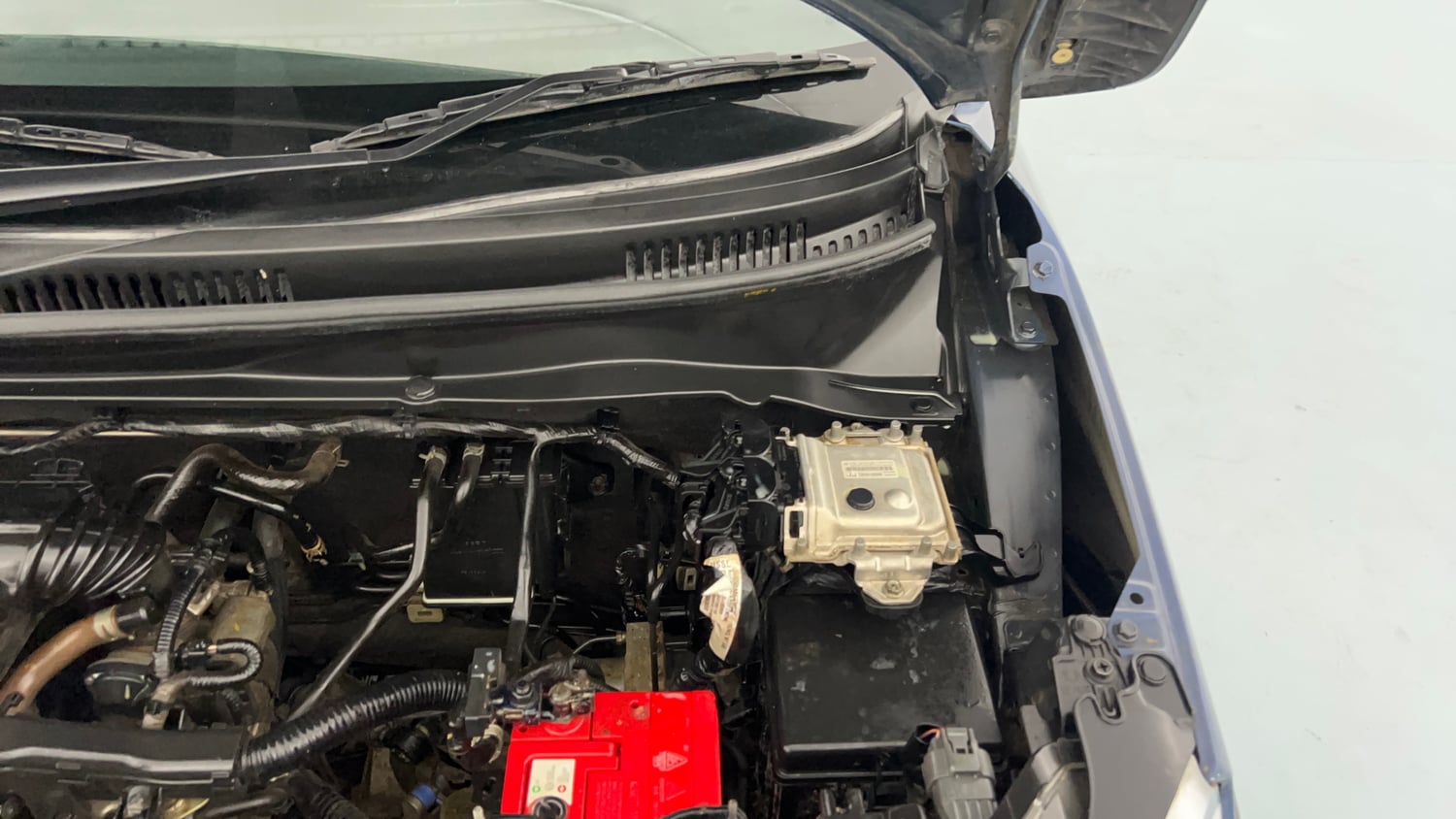 Used 2019 Maruti Suzuki Ignis Alpha 1.2 MT Petrol Manual engine ENGINE LEFT SIDE HINGE & APRON VIEW