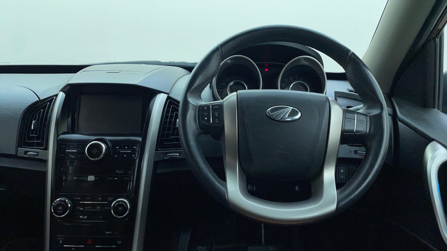 Used 2018 Mahindra XUV500 W9 AT Diesel Automatic interior STEERING VIEW