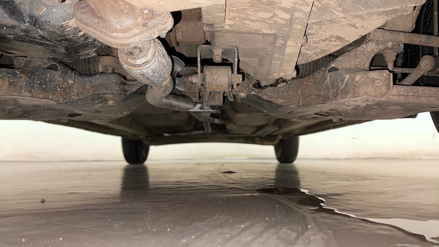 Used 2014 Hyundai i10 Magna 1.1 iRDE2 Petrol Manual extra FRONT LEFT UNDERBODY VIEW