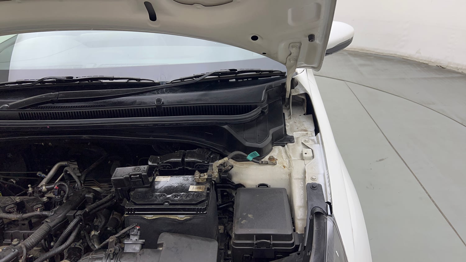 Used 2022 Hyundai i20 Sportz 1.2 IVT Petrol Automatic engine ENGINE LEFT SIDE HINGE & APRON VIEW