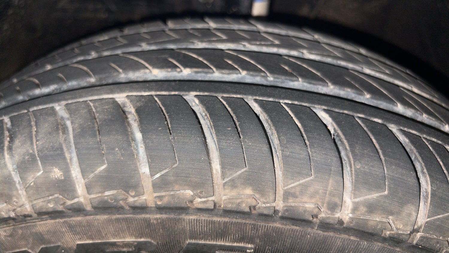 Used 2024 Maruti Suzuki Swift ZXi AMT Petrol Automatic tyres LEFT FRONT TYRE TREAD VIEW