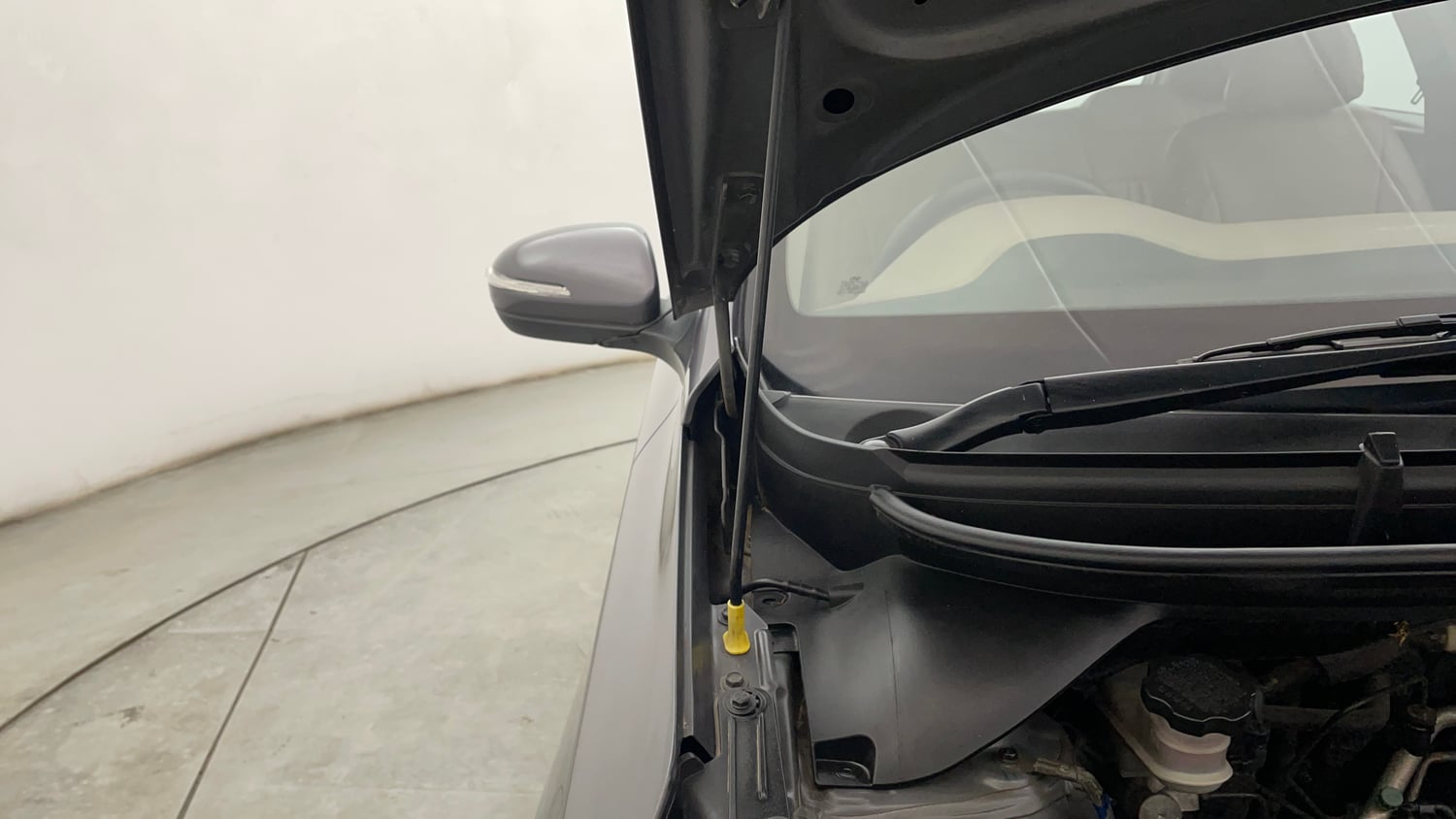 Used 2017 Hyundai Elite i20 Sportz 1.2 Petrol Manual engine ENGINE RIGHT SIDE HINGE & APRON VIEW