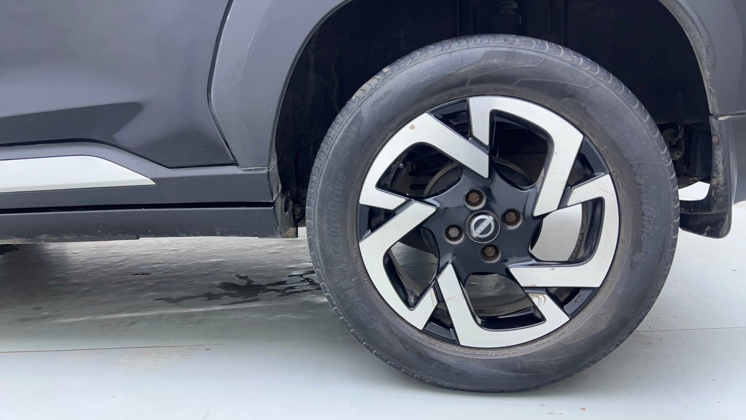 Used 2021 Nissan Magnite XV Premium Turbo (O) Petrol Manual tyres LEFT REAR TYRE RIM VIEW