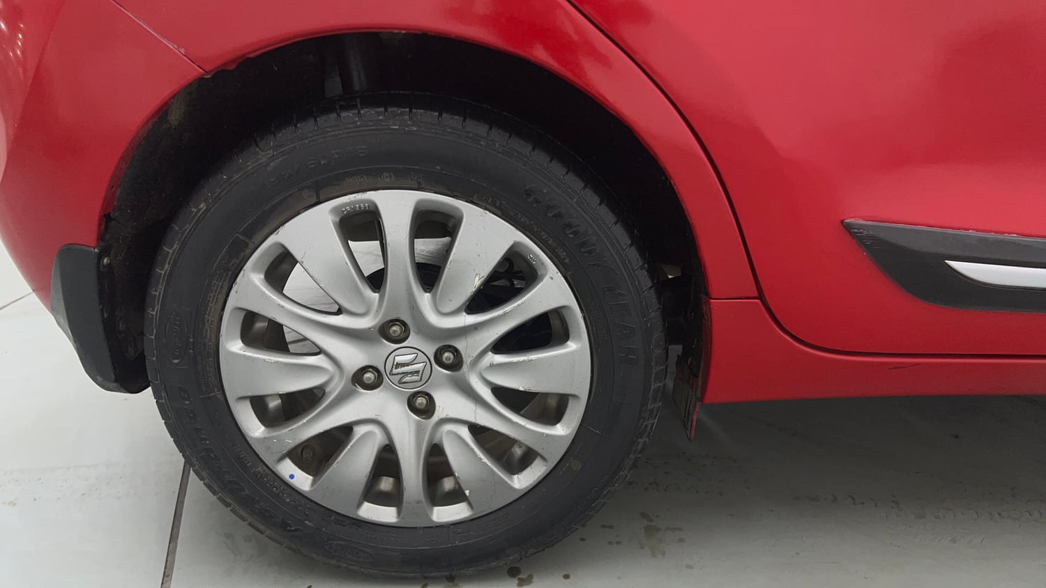 Used 2016 Maruti Suzuki Baleno Zeta 1.2 Petrol Manual tyres RIGHT REAR TYRE RIM VIEW