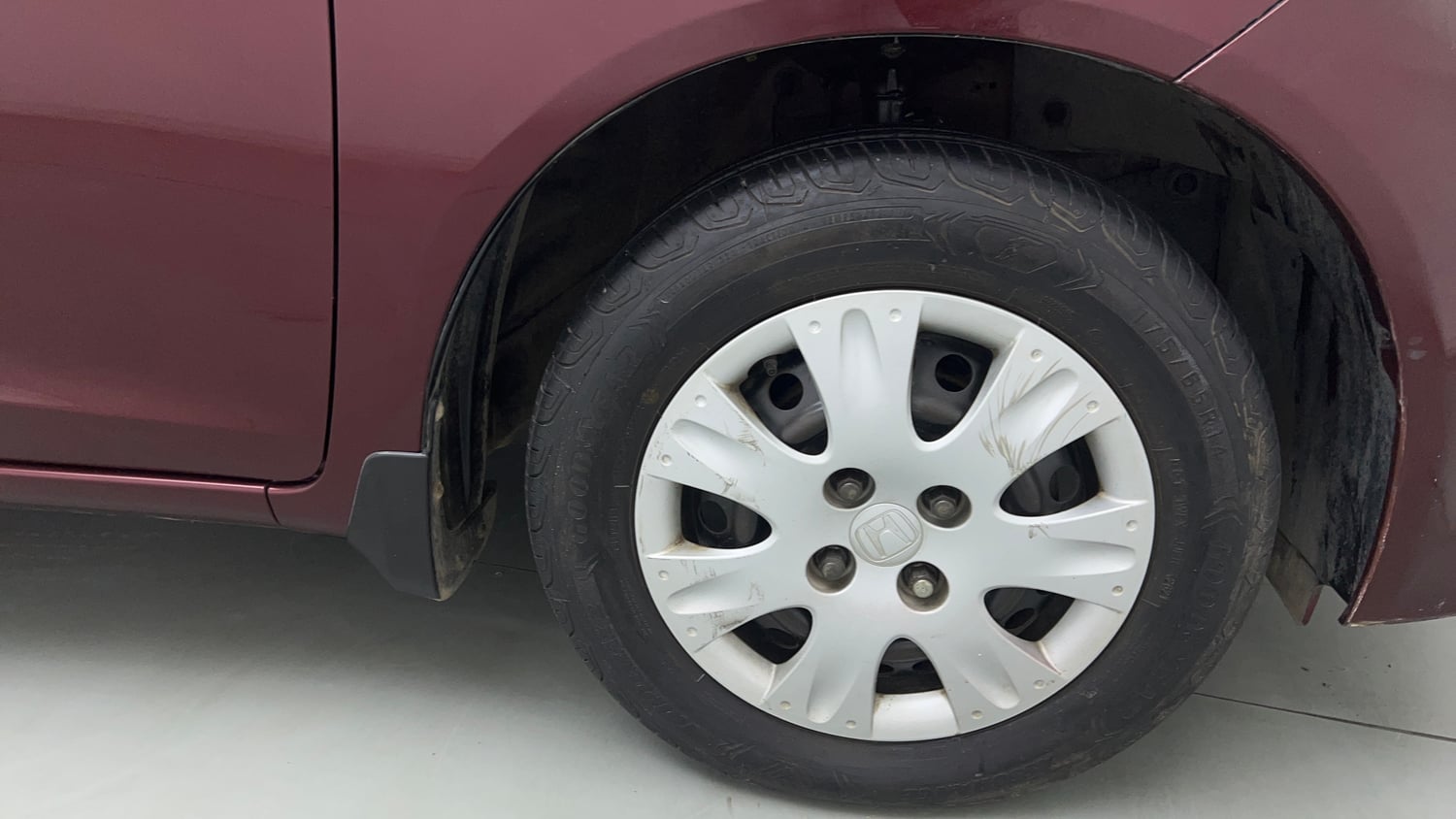 Used 2015 Honda Amaze 1.2 SX i-VTEC Petrol Manual tyres RIGHT FRONT TYRE RIM VIEW