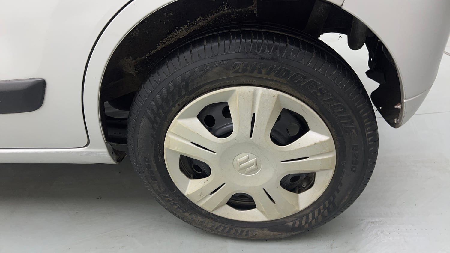 Used 2015 Maruti Suzuki Wagon R VXI Petrol Manual tyres LEFT REAR TYRE RIM VIEW