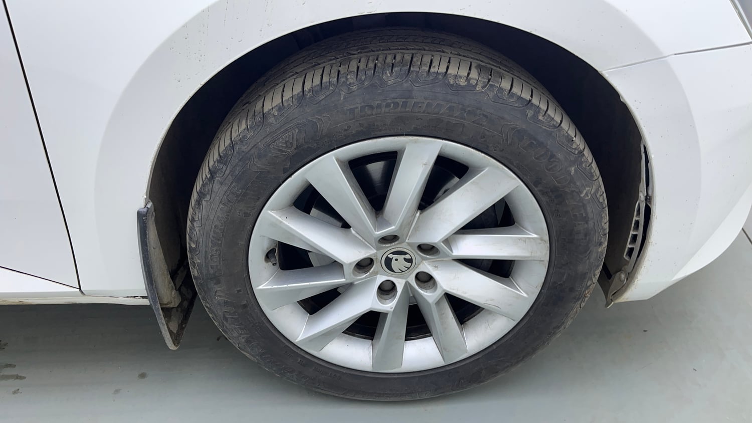 Used 2020 Skoda Superb L&K TSI AT Petrol Automatic tyres RIGHT FRONT TYRE RIM VIEW