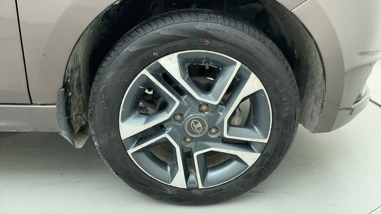 Used 2020 Tata Tigor Revotron XZA Petrol Automatic tyres RIGHT FRONT TYRE RIM VIEW