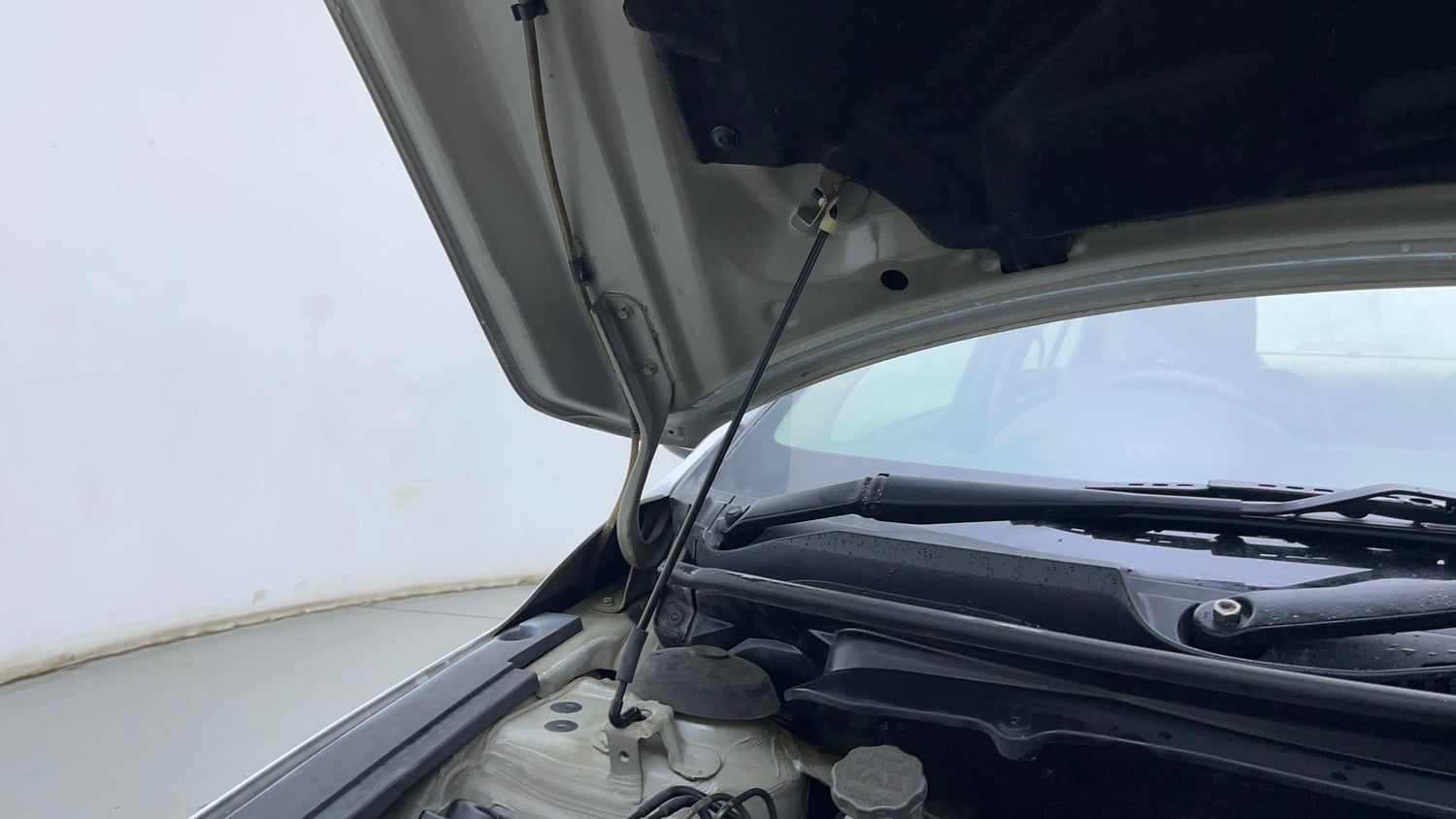 Used 2018 Maruti Suzuki Ciaz Alpha 1.4 AT Petrol Automatic engine ENGINE RIGHT SIDE HINGE & APRON VIEW