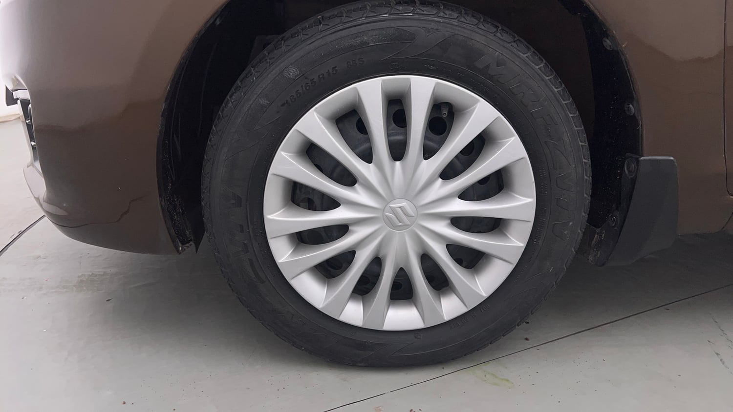 Used 2015 Maruti Suzuki Ciaz VXi+ AT Petrol Automatic tyres LEFT FRONT TYRE RIM VIEW
