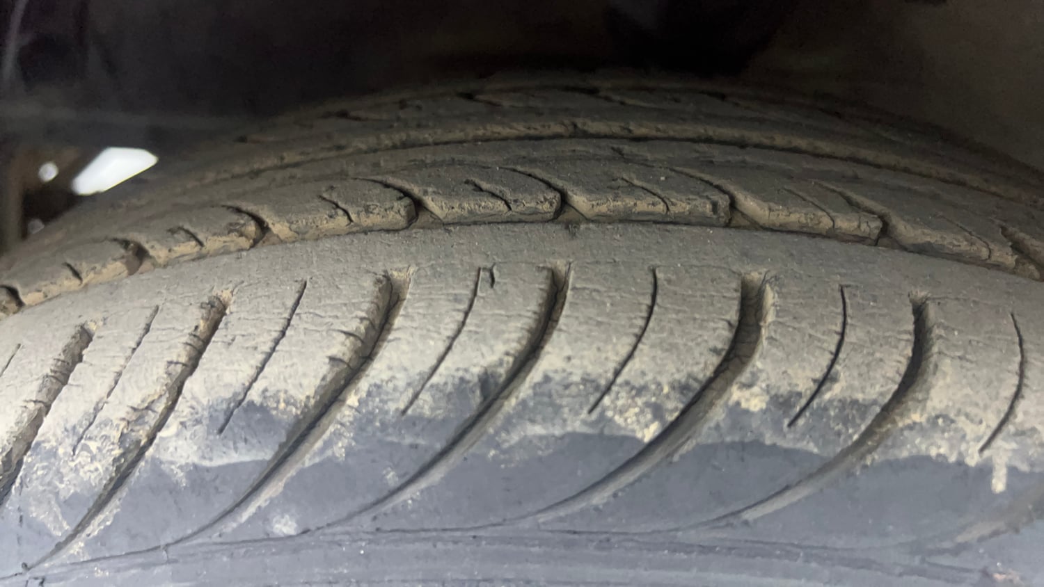 Used 2016 Hyundai Eon Magna + Petrol Manual tyres LEFT FRONT TYRE TREAD VIEW