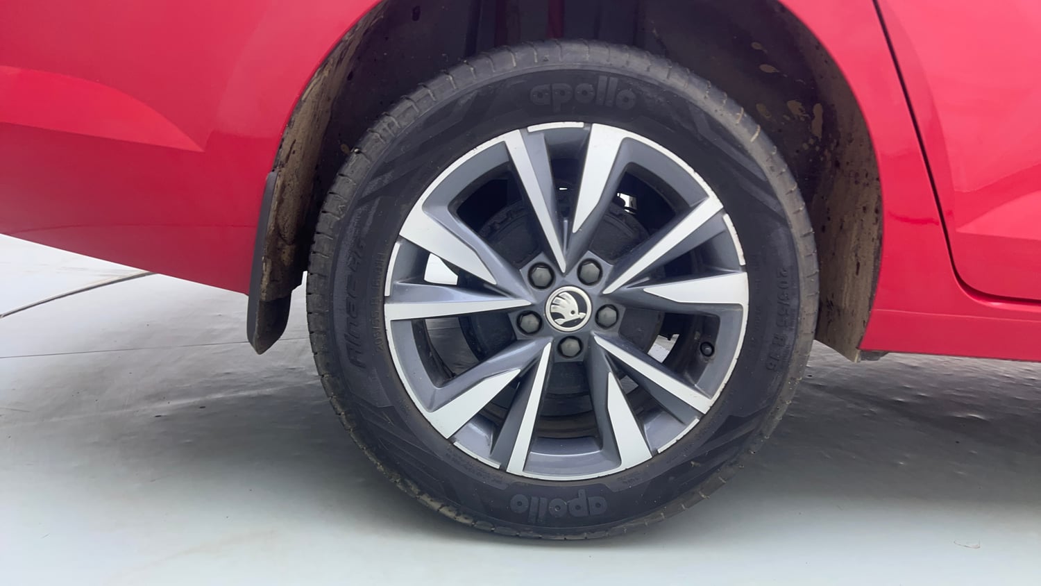 Used 2025 Skoda Slavia Style 1.0L TSI MT Petrol Manual tyres RIGHT REAR TYRE RIM VIEW