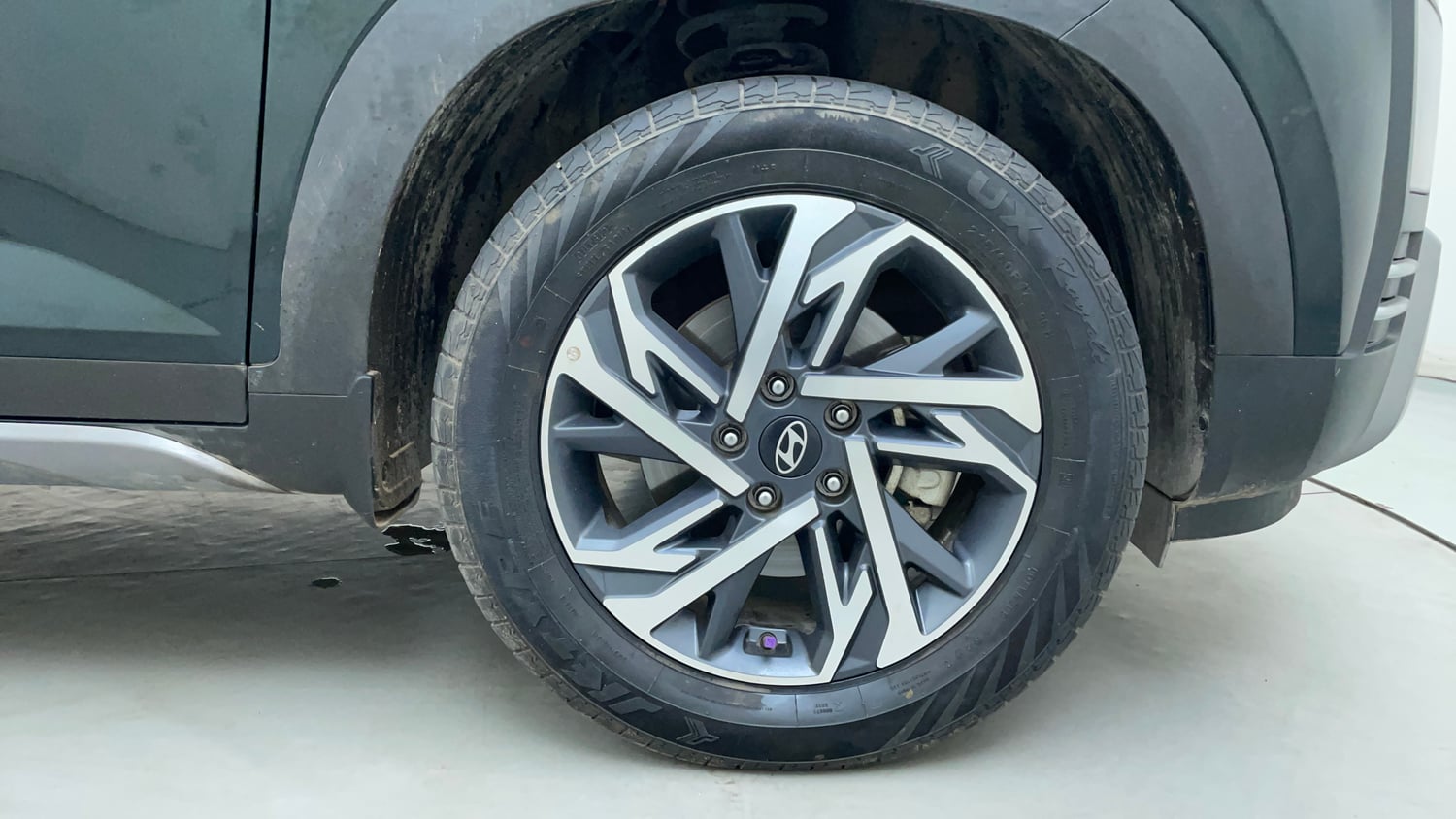 Used 2024 Hyundai Creta 1.5 CRDi Diesel AT DSL SX(O) Diesel Automatic tyres RIGHT FRONT TYRE RIM VIEW