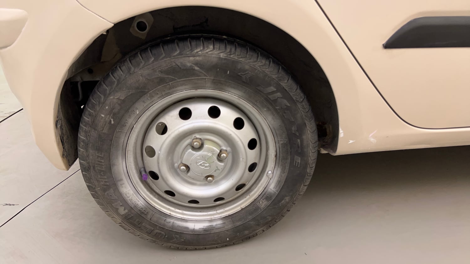 Used 2014 Hyundai i10 Magna 1.1 iRDE2 Petrol Manual tyres RIGHT REAR TYRE RIM VIEW