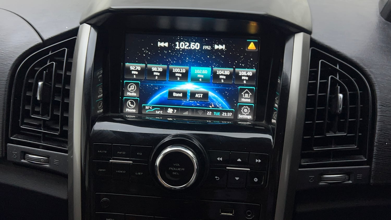 Used 2021 Mahindra XUV500 W7 Diesel Manual top_features Integrated (in-dash) music system