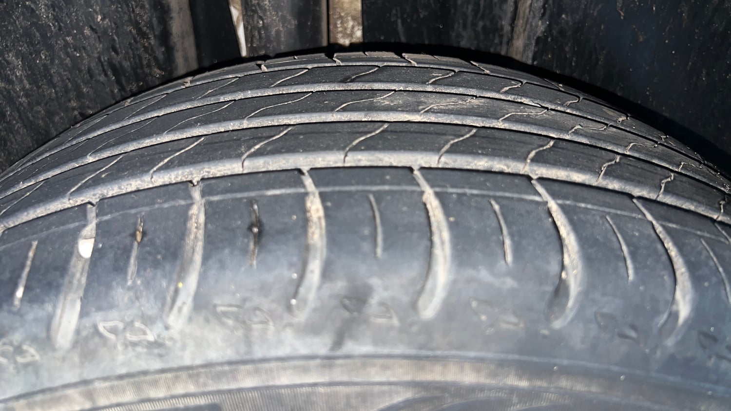 Used 2022 Skoda Kushaq Style 1.5L TSI DSG (6 Airbags) Petrol Automatic tyres RIGHT REAR TYRE TREAD VIEW