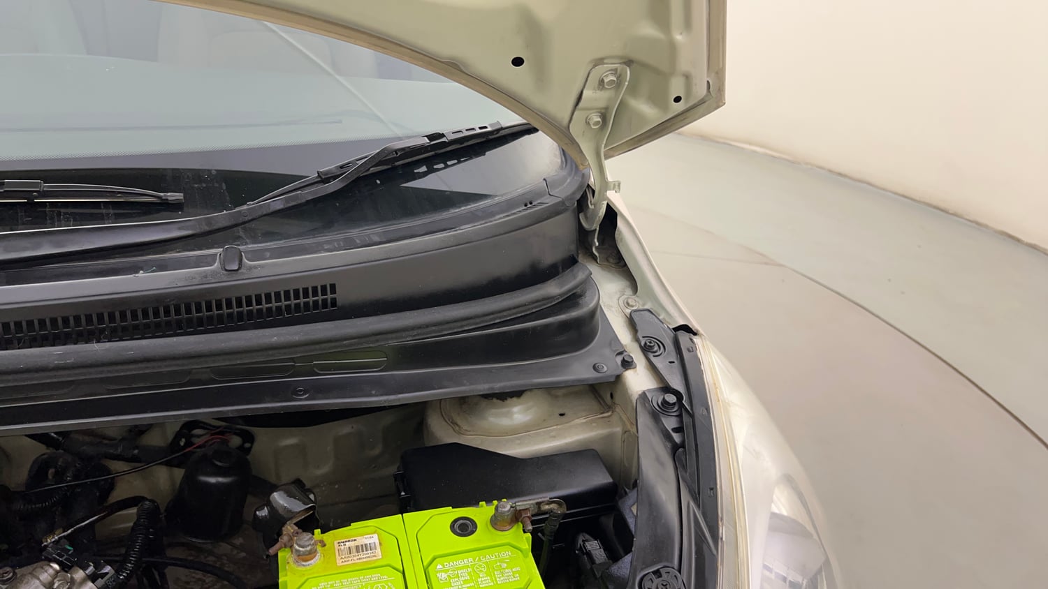 Used 2014 Hyundai i10 Magna 1.1 iRDE2 Petrol Manual engine ENGINE LEFT SIDE HINGE & APRON VIEW