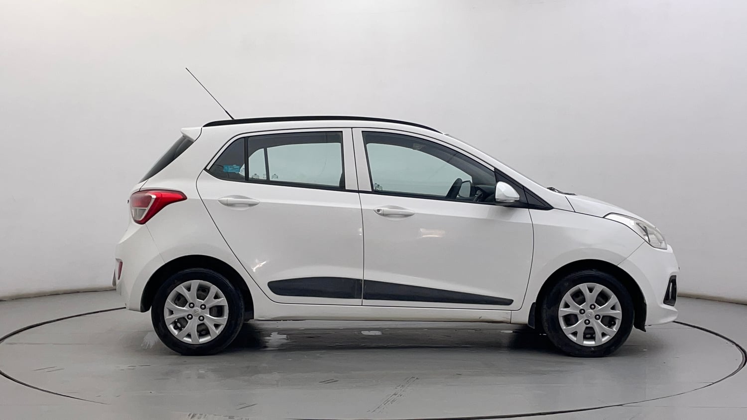 Used 2015 Hyundai Grand i10 Sportz 1.2 Kappa VTVT Petrol Manual exterior RIGHT SIDE VIEW