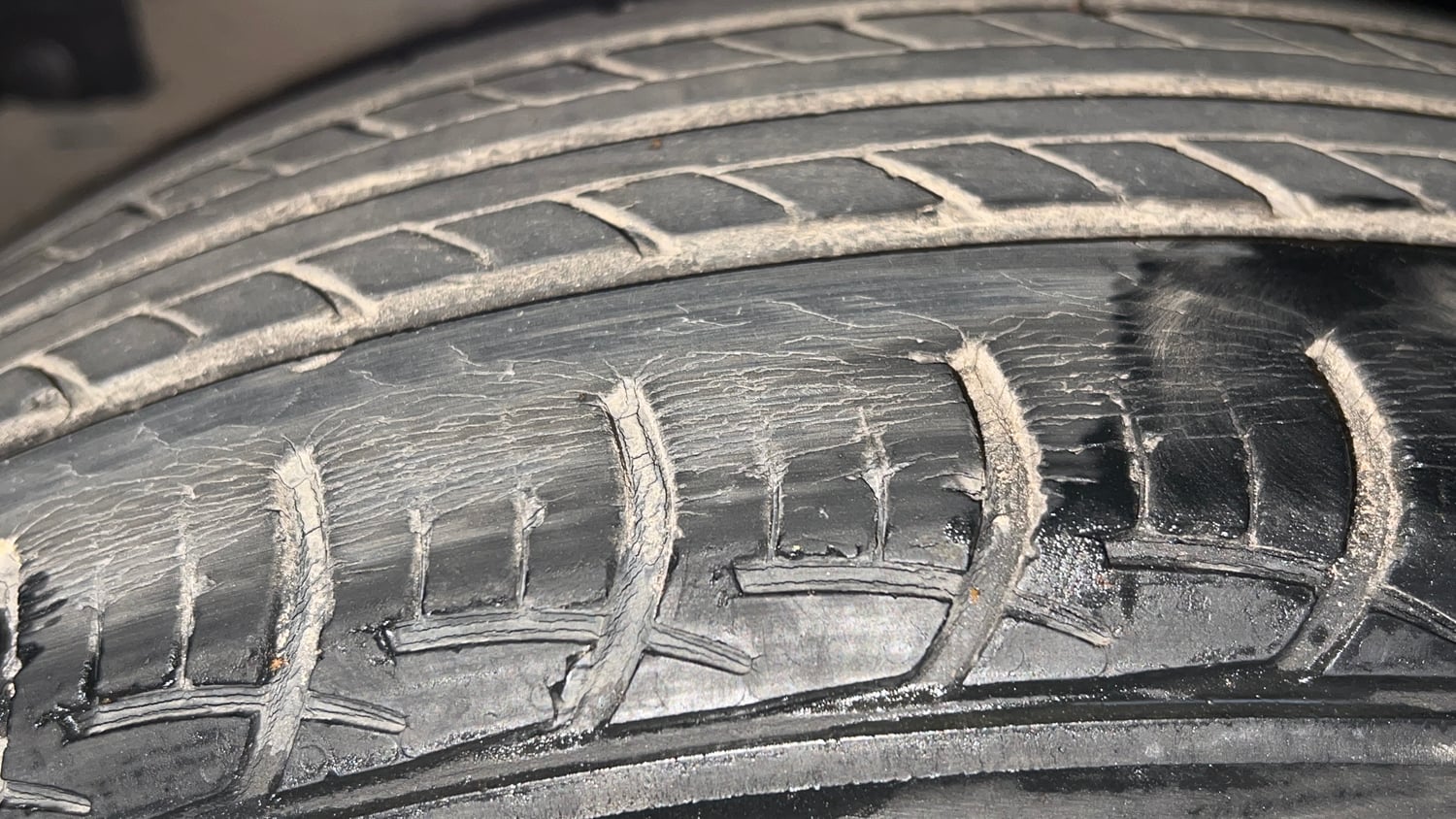 Used 2015 Maruti Suzuki Ciaz VXi+ AT Petrol Automatic tyres LEFT FRONT TYRE TREAD VIEW